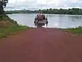 Barcaça cruzando o Essequibo em Mango Landing, Guiana.