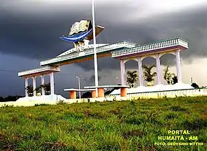 O portal fica a cinco quilômetros da cidade.