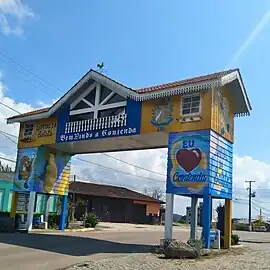 Portal na entrada da cidade