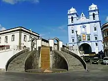 Portas da Cidade; ao fundo, à direita, a Igreja da Misericórdia.