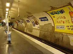 As plataformas desbotadas da linha 11 abrigam no entanto belos mosaicos em homenagem a Georges Brassens...