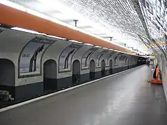 Plataformas da estação de metrô em direção a Front Populaire, em 2008.