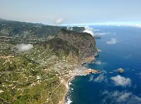 Vista aérea do Porto da Cruz, com a Penha d'Águia