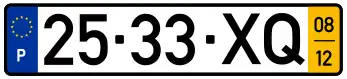 As estrelas da Bandeira Europeia são destaque numa faixa azul na maioria das placas de identificação de veículos na União Europeia.