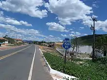 Vista da placa do km 83 no Povoado Boqueirão em Coreaú, nas proximidades do Açude do Diamante.