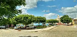 Praça Adrião Duarte. Ao fundo a capela de São Francisco de Assis.