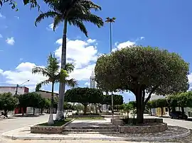 Praça Zéo Fernandes, com a torre da Igreja Matriz ao fundo