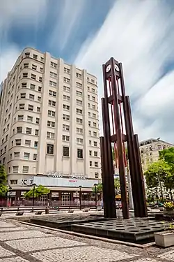 Edifício do Cine São Luis, sede da secretaria, visto a partir da Praça do Ferreira.