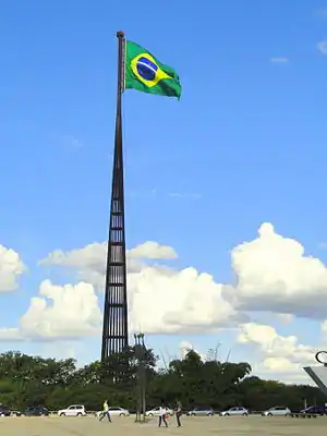 O mastro da bandeira do Brasil, em Brasília, suportando a maior bandeira hasteada permanentemente do mundo.
