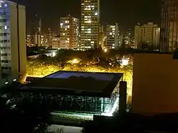 uma parte do Centro de Uberlândia e ao meio a Praça Tubal Vilela.