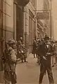 Entrada do prédio guarnecida por soldados da 2.ª Região Militar na manhã de 24 de maio de 1932.