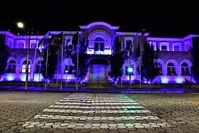 Prefeitura de Nova Friburgo, iluminado a noite, no centro da cidade