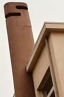 Detalhe da chaminé em cor terracota do presidio Reabilitatório Borsalino de Alessandra