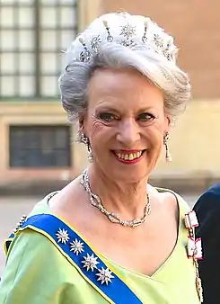 A Princesa Viúva de Sayn-Wittgenstein-Berleburg(Benedita, n. 1944)Tia materna do Rei