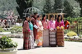 Mako (4ª à esquerda), ao lado do rei Jigme do Butão