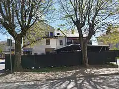 Edifício do pré-guerra na esquina da praça do mercado com a rua Czerwonego Krzyża