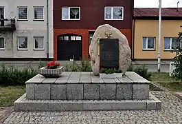 Pedra com placa em homenagem aos habitantes de Przyrów e arredores que morreram durante a Segunda Guerra Mundial