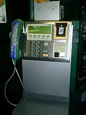 Telefone público no Japão. Este tipo de telefone público foi retirado da cidade devido à descontinuação do Cartão IC.