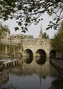 Uma das obras-primas de Robert Adam, em um cenário amplamente georgiano: Pulteney Bridge , Bath , 1774