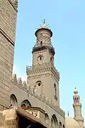 O minarete do Complexo do sultão Calavuno, originalmente construído em 1285. O terceiro nível foi reconstruído em tijolos por seu filho em 1303. A tampa cônica é de reparos otomanos séculos depois.