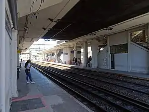 As plataformas sob a passarela principal.