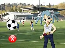 Um exemplo de apresentação de um quick time event em um videogame; Ao pressionar o botão "X" do controle ao tempo, pode impedir a Wikipe-tan seja atingida pela a Bola de Futebol