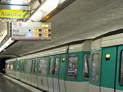 Um MF 77 da linha 7 na plataforma.