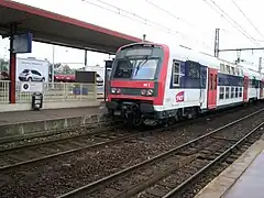 Trem Z 8800 da linha C na plataforma.