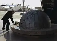 Presidente Vladimir Putin prestando homenagem ao monumento em Moscou aos combatentes soviéticos mortos no Afeganistão