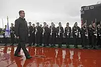 Marinheiros russos saudando o então presidente Dmitri Medvedev, na base naval de Krasheninnikov.