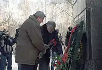 Serguei Mironov, presidente do Conselho Federal russo (o parlamento), depositando flores no memorial dos veteranos, durante as comemorações do dia que marcou 15 anos da retirada russa do território afegão
