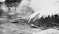 Bombas de Fósforo explodindo num aeroporto japonês em Rabaul durante a campanha aérea Aliada na região em Novembro de 1943.