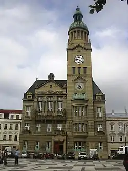 Novo prédio da prefeitura com relógio astronômico