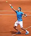 Rafael Nadal servindo em Roland-Garros de 2011.