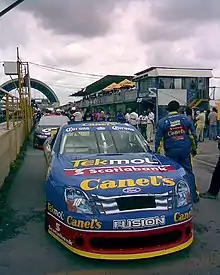 Fotografia de um carro de corrida participando do campeonato