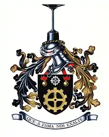 SIMBOLOGIA E ALUSÃO DAS PEÇAS TIMBRE Uma Bigorna de Negro simboliza a artesania medieval percussora das modernas tecnologias.  ELMO MILITAR De prata, forrado a vermelho, a três quartos para a dextra  PAQUIFE E VIROL De Negro e Oiro  ESCUDO E CORREIA Escudo de Negro e Correia de Vermelho perfilada a Oiro  RODA DENTADA Traduz a atividade técnica oficinal  A CRUZ FLORENCIADA DOS PEREIRAS Alude à Unidade sua antecessora – a Companhia Divisionária de Manutenção de Material – pertencentes à Divisão “NUN`ALVARES"  AS GRANADAS Representam o serviço de munições, que constitui parte  do Serviço de Material  A DIVISA Num listel branco, ondulado, sotoposto ao escudo, em letras negras, maiúsculas de estilo elzevir,  «QUE A FAMA NOS EXALTE»  ​OS ESMALTES O Negro significa honestidade e firmeza  A Prata significa eloquência e humildade  O Oiro significa Nobreza e constância  O Vermelho significa fogo e energia criado​