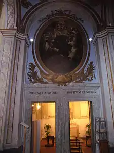 A capela construída sobre a suposta sala de São Paulo.