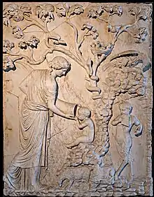 Relevo do século II, provavelmente parte da decoração de uma fonte, representa a alimentação do jovem Zeus por uma figura feminina em cena campestre. Em exibição nos Museus Vaticanos