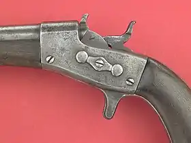 O mecanismo de ação de bloco pivotante da Remington Model 1865 fechado