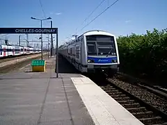 O trem HISI (atualmente HOCI) chegando em Chelles - Gournay do depósito de Vaires-sur-Marne, levará os viajantes em direção a Haussmann - Saint-Lazare .