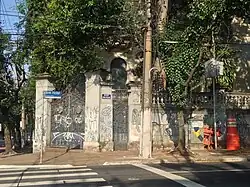 Entrada secundária da Residência da Família Jafet, na Rua Bom Pastor, 825, em São Paulo (SP), Brasil.