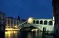 A Ponte de Rialto de noite