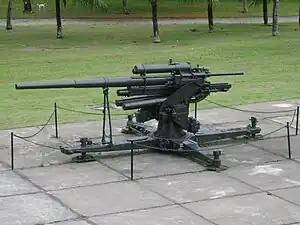 Bateria antiaérea 'FlaK 36' diante da entrada do Memorial aos Pracinhas da II Guerra Mundial no Rio de Janeiro.