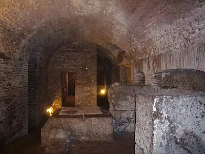 Estruturas abaixo da igreja