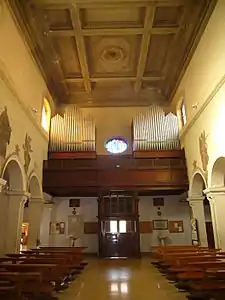 Vista do interior em direção à fachada