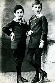 Os irmãos Robert e Marcel Proust, em 1880.