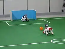 Dois Aibos jogando futebol na RoboCup de 2005