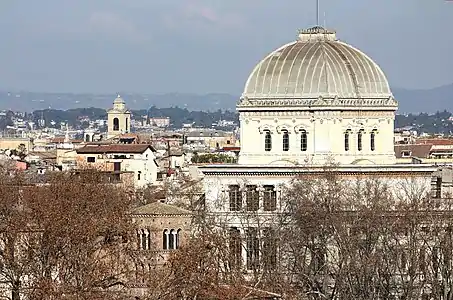 A característica cúpula quadrangular.