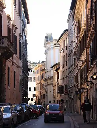 via dei Banchi Vecchi e a igreja à direita, no fundo.