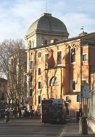 Lateral da igreja e, ao fundo, a Grande Sinagoga de Roma